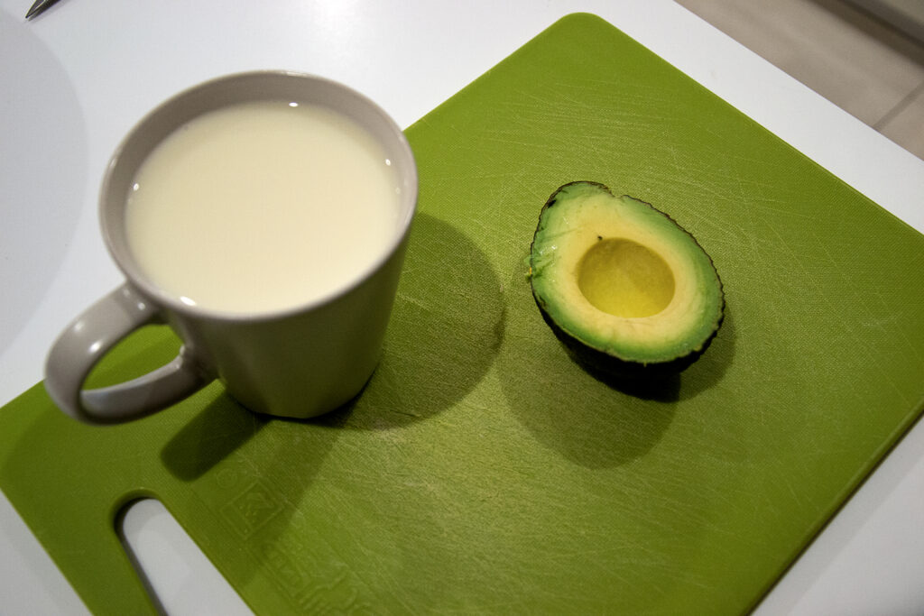 Preheat the oven at 180°. In a blender, combine the avocado, oat milk, maple syrup and sugar. Blend for about 15-20 seconds, until smooth.